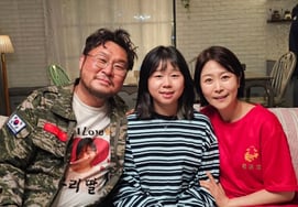 'キム部長' ユン・ギョンホ、家族写真を公開..「温かく気遣ってくれてありがとう」