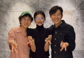 "Hoff Yahoo": Lee Jung-jae takes a trio shot with "Squid Game" director Hwang Dong-hyuk and actor Jung Ho-yeon after a long time