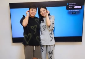 Han Yoon-seo, de 41 años, responde a la propuesta con un refrigerador: "Regaló una televisión de 85 pulgadas... debí haberlo hecho antes".
