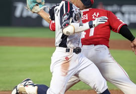 'Silence of a 20-year-old rookie with two hits' — Lotte's night special report also failed to overcome the foreign pitcher's 115-pitch gem... SSG wins 5-2 [Busan On-the-Ground Review]