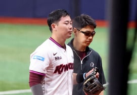 'A' Huge Blow for Kiwoom! On the Day Alcantara Was Removed, Hira Also Substituted Due to Shoulder Pain "Monitor Progress → Decide on Hospital Checkup"