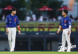 'Manager Sim's Incredible Mercenary Tactics,' Yet '1st Jae-won-9th Woo-jun' Returns Again... Hanwha LINE-up 'Looking at the Data...' [Gwangju Field]