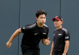 [Foto] Kim Young-woo «Corriendo a toda velocidad»