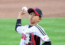 [Photo] Baseball Captain Choi Jin-ho, stepping on the pitcher's mound for a lightning-fast ceremonial first pitch