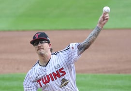 Матч между командами «ЛГ Твинс» и «НЧ Дайнос» в рамках лиги Шинхан SOL KBO 2026 года состоялся 23 числа на стадионе Чамсил в Сеуле.