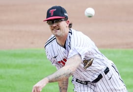 Матч между «ЛГ Твинс» и «НЧ Дайнос» в рамках 2026 года лиги Шинхан SOL KBO состоялся 23-го числа на стадионе Чамсил в Сеуле.