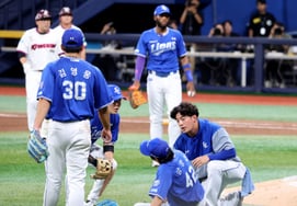 [De un vistazo] ¡Aún así, se levantó! El lanzador abridor de Samsung, Yang Chang-seop, cayó tras ser golpeado por un bateo de Ahn Chi-hong en el final del cuarto inning.