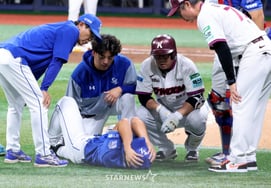 [Foto] 'El lanzador abridor de Samsung Yang Chang-seop se desplomó tras ser golpeado por un batazo de Ahn Chi-hong en el final del cuarto inning'
