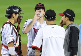[Photo] Wells: "Hydration break is needed"