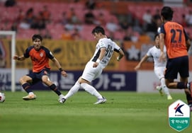 済州-江原戦の別の判定論争、ボール2つなのに試合進行後に同点ゴール··· サッカー協会「主審はプレーに影響がないと判断」