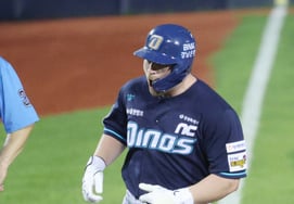 [Photo] Breen roars while touching third base