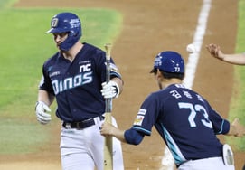 [Photo] Blandin's 'majestic comeback home run'