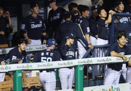[フォト] ブレイン「面白いのか？ 無関心