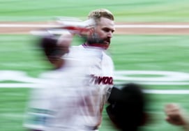 [Photo] 'Kiwoom's star player shines!' 8th-inning tying solo home run by Davison