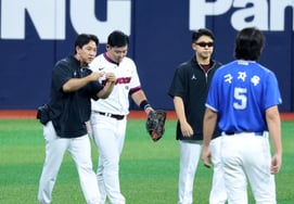 [Photo] 'Hit by Ku Ja-wook in the top of the 10th inning, Huira substituted due to injury'