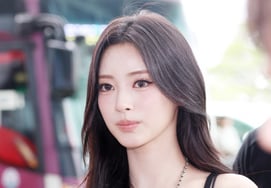 Anna draws attention with her distinct facial features [★Photo]