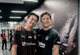 "En el estadio, rivales; al terminar, compañeros": Oh Hyun-kyu e Lee Han-beom se abrazan tras el "derbi coreano" de la Europa League.