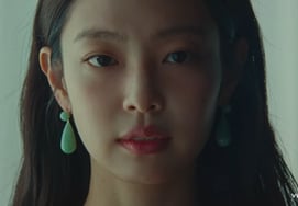 与中村绘制的“暧昧之爱”..Jennie 借夏日新作《Less than a Lover》撩拨夏日情怀 [★FOCUS]