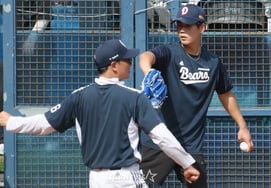 [Photo] Lee Byung-hun receiving a one-point lesson from Coach Jung Jae-hoon