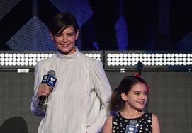 La hija de Tom Cruise, Suri, protagoniza una obra en una prestigiosa universidad y se prepara para el Festival de Edimburgo... Da un gran paso hacia su carrera como actriz