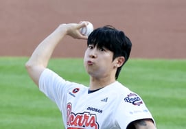 [Photo] Danny Kwon's 'Pitching Ceremony in Classic Mode'