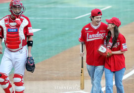 [Once and for all] Cho Hyung-woo is enviable! 'T.O.P of MBLAQ and his wife Jung Mi-mi visit Landers Field'