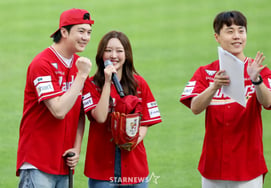 [Photo] 'Chun-dung of MBLAQ and solo singer Jeong Mi-mi, his wife, visit Landers Field'