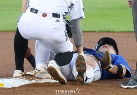 [Photo] Ryu Ji-hyuk suffers cramp; Park Chan-ho fails to assist