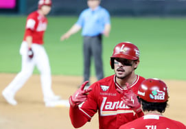 [Photo] 'Two RBIs at first base and I'm landing!!' Two-RBI single by Madris