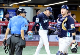 [Photo] Koo Chang-mo allows two-run single to Madris
