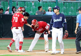 [Photo] 'Complained of leg pain after a base-running play in the late 8th inning' Jeon Ui-san