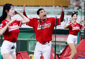 [Photo] 'Min-su has found the joy of cheering!'