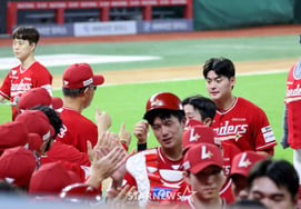 [Photo] SSG manager Lee Sung-yong congratulates Jo Byeong-hyun for 'NC captured'