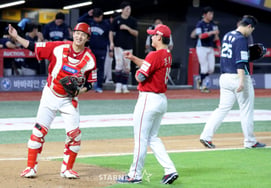 [One Quick Look] "Don't we feel like playing baseball these days?" Landers' Jo Byung-hyun and Jo Hyung-woo celebrate their victory over the Dinos