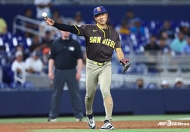 'Returning to the starting lineup after four games,' Song Sung-moon contributes to San Diego's escape from a losing streak with a spectacular sacrifice bunt and a walk for on-base success