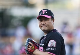 尹敬浩，开球也成“话痨”..从手套里掏出麦克风喊出“摇滚乐”