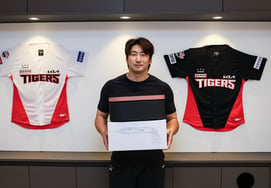 KIA Chairman Song Ho-seong gifts home appliances to the team, offering encouragement → Na Sung-beom: "Will do our best for autumn baseball"
