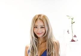 Hyolyn là người sáng lập ra khái niệm "Nữ hoàng Mùa Hè". Cô ấy không cần bất kỳ sửa đổi hay bổ sung nào. Sau 17 năm, cô ấy trở lại với tư cách là một nữ hoàng mùa hè thực thụ.
Hyolyn là người đã tạo ra hình ảnh "Nữ hoàng Mùa Hè" từ những ngày đầu. Không cần thêm bất kỳ sửa đổi nào, cô ấy chính là người gốc. Sau 17 năm hoạt động, cô ấy tiếp tục trở lại với vị thế của một nữ hoàng mùa hè.