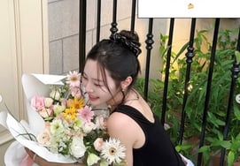 'Denial of Divorce Rumors' Lee Sol-i, Received Bouquet from ♥Park Seong-gwang?.. Happy Update: "Life Is Naturally Sweet"