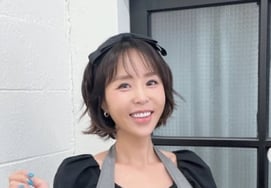 Turning 44?...Shin Ji, stunning beauty while captivating her 7-year-younger husband Moon Won