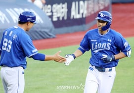 [Foto] Lee Jae-hyun 'jonrón de dos carreras que supera la barda izquierda'