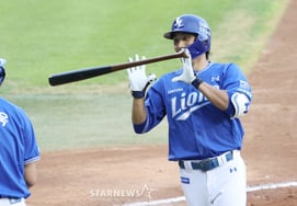 [Photo] Lee Jae-hyun: "The bat the captain returned to me"