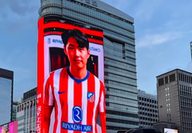 "Lee Kang-in oficial: 'Debo esforzarme hasta este nivel'. Esfuerzo histórico de ATM; coordinación durante varios días para el anuncio simultáneo en Seúl y Madrid... incluso se instaló un panel publicitario de tamaño gigante