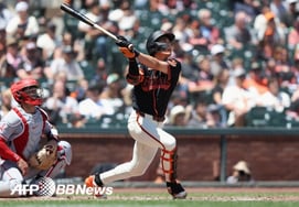 '¿Hasta qué punto se ha investigado?' Rumores de intercambio: Lee Jung-hoo mostró todo: jonrón de tres carreras, jugada defensiva y defensa fantástica. 100 impulsadas en su carrera en MLB → el equipo también logra una victoria contundente por 9-2 [Resumen de SF]