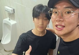 'Complains of side effects from chest surgery' Jang Sung-kyu takes selfie in front of men's restroom urinal [Star Issue]