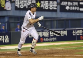 The boss of Doosan explodes with a game-winning hit against the boss of Samsung! Take note of his sense of responsibility: "As a batter, as a catcher, and as captain..."