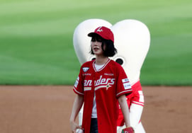 [One Quick Shot] "Boldly threw from the mound and took a challenge, what was the result?" Fifty Fifty's Kina