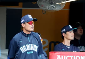 [Foto] El entrenador Lee Ho-jun y el entrenador de lanzadores Lee Yong-hun observan la ofensiva del primer inning