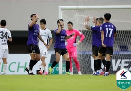 『江原10試合無敗の大記録を阻止した』『安養、2対1の勝利→2位の全北と「たった3点差」…』··· 『驚き』5位奪還 [安養現場レビュー]