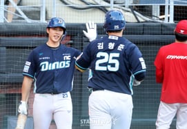[Ảnh] 'Home run solo đối thủ Takeda hiệp 4 đầu' Kim Hyung-jun